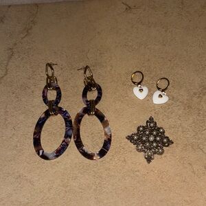 Bundle 2 earrings and a brooch